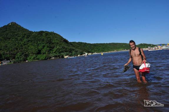 Atravessando a lagoa na Guarda do Embaú, litoral sul de Santa Catarina